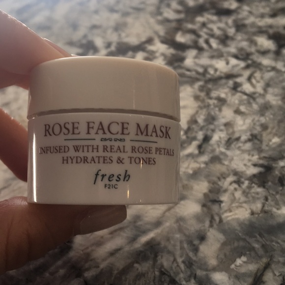 Rose face mask - Picture 6 of 6
